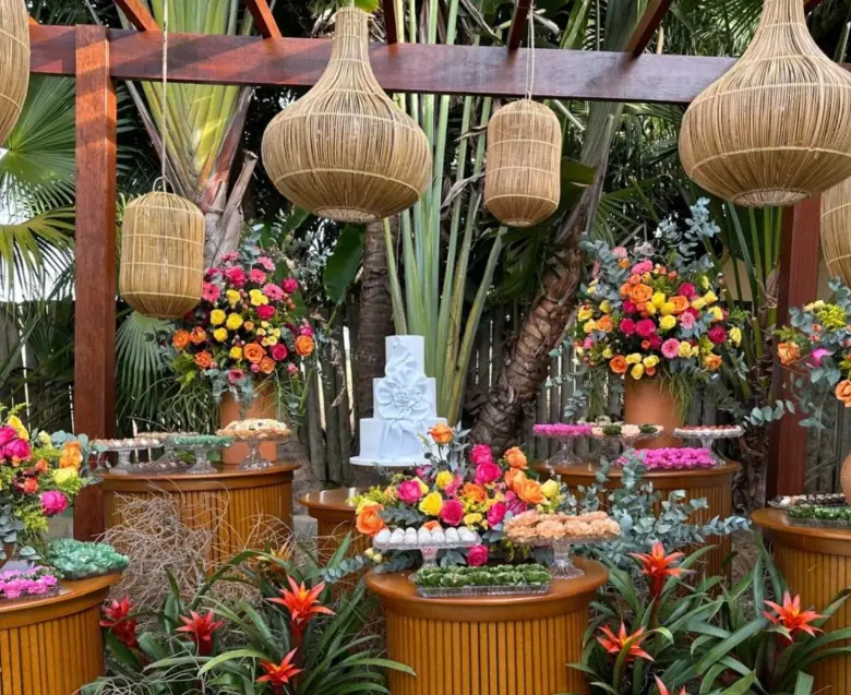 Cerimônia externa com mesas BJ integradas à decoração floral